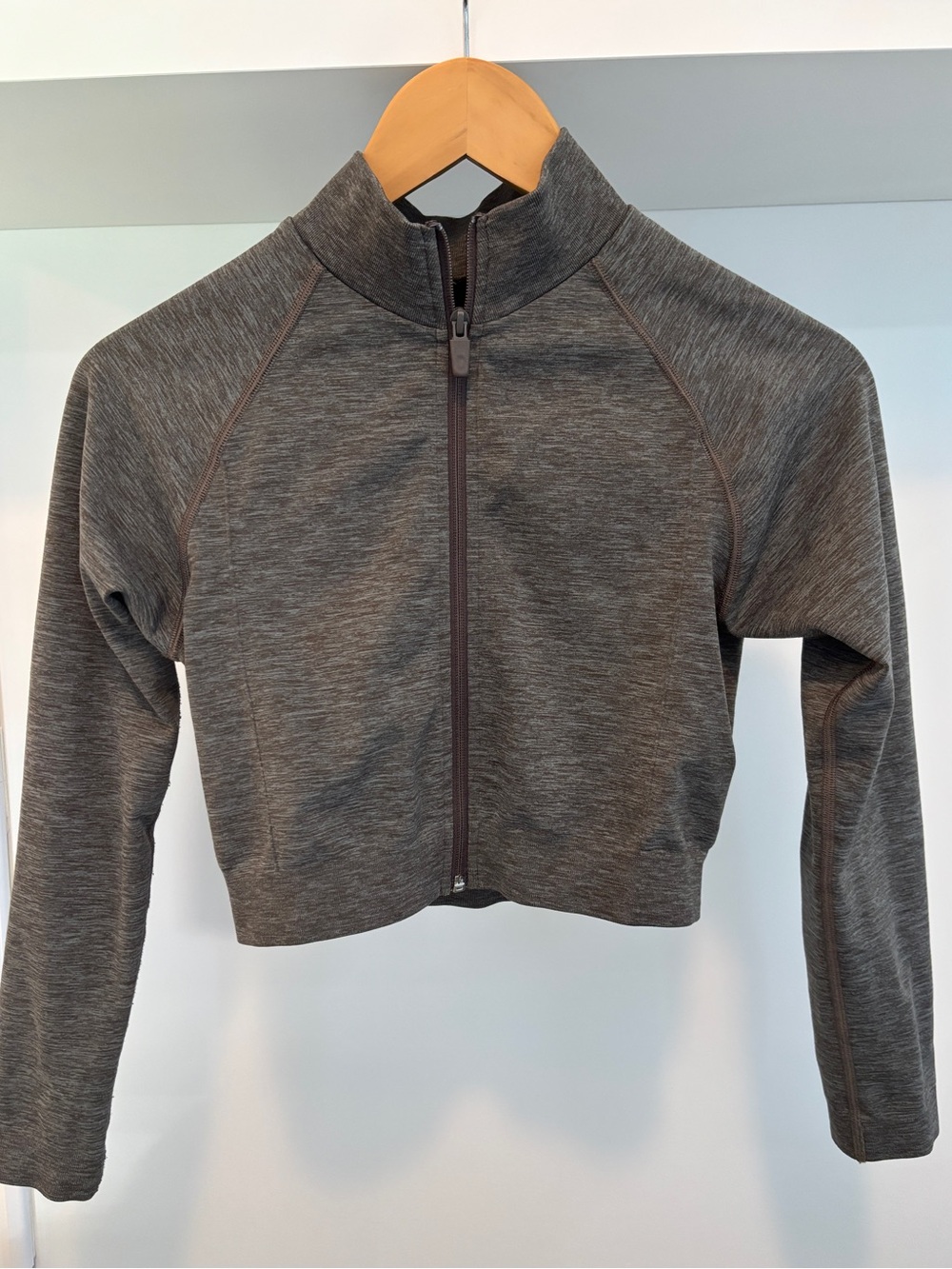 Alphalete Amplify Jacket in OG Mocha Small Full-zip Cropped